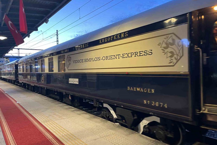 Tarihi Orient Express 5 günde Paris'ten İstanbul'a geldi: 70'i aşkın yolcu Bakırköy'de karşılandı