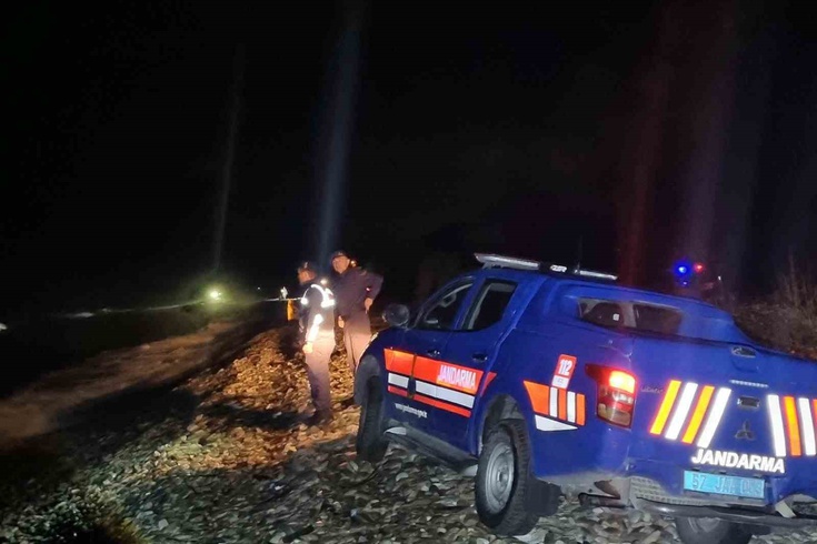 Sinop açıklarında devrilen teknedeki polis memurlarından biri hayatını kaybetti, diğeri kayıp