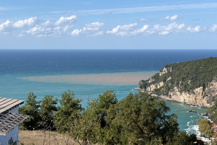 Bartın Irmağı'nın taşıdığı çamur Karadeniz'i boyadı: Kıyılarda deniz kahverengi renge büründü
