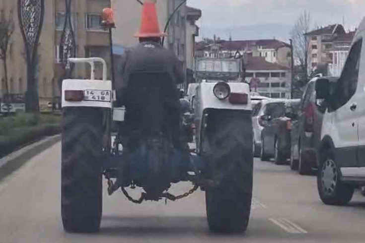 Bolu'da şaşırtan görüntü: Traktör sürücüsü başında trafik dubasıyla yol aldı