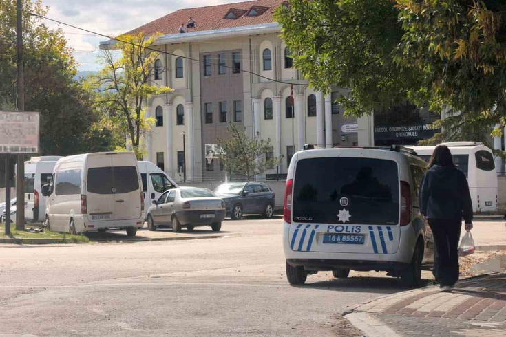 İnegöl'de eğitimciler ihbar etti: Ortaokula silahla gelen 24 yaşındaki şahıs yakalandı