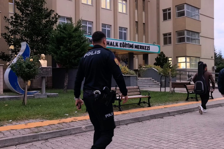 Ehliyet sınavında kulağındaki kopya düzeneği ortaya çıktı: 18 yaşındaki adaya 2 yıl yasak