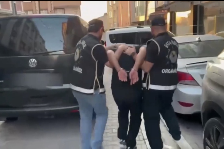 Kağıthane'de kuyumcuya silahlı saldırı kamerada: Saldırganlar o anı cep telefonuyla çekmiş