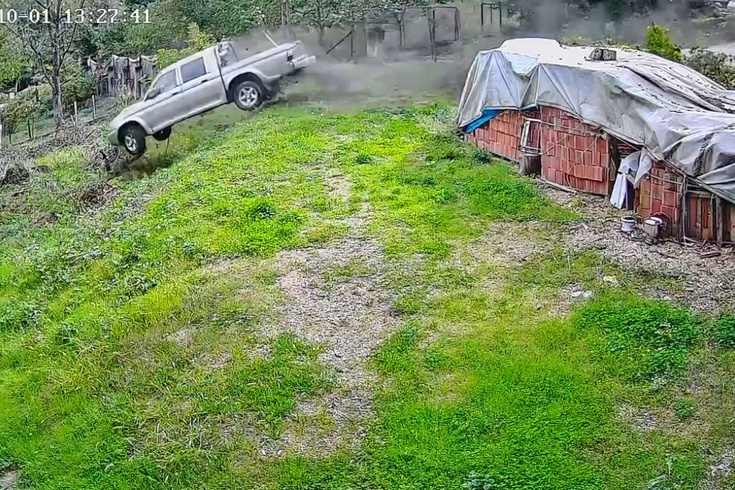 Yenice'de park halindeki otomobile çarpan kamyonet evin bahçesine savruldu: 3 kadın kıl payı kurtuldu