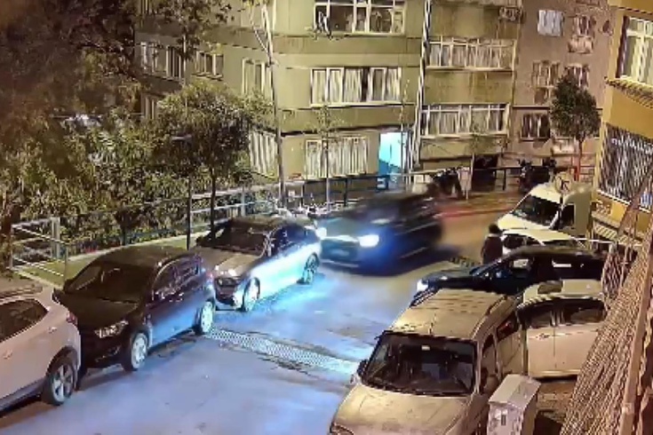 Şişli'de polis takibi kazayla bitti: Alkollü sürücü park halindeki araçlara çarptı