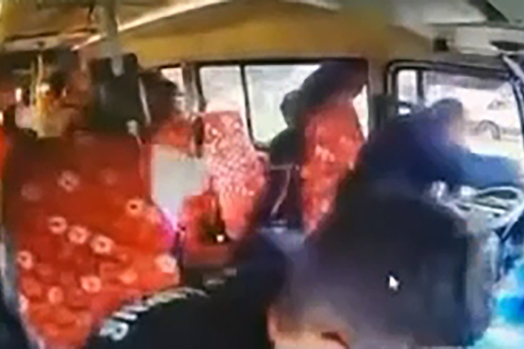 Yüreğir'de minibüs dolmuşa çarptı: Şoför o sırada yolcularla konuşuyordu