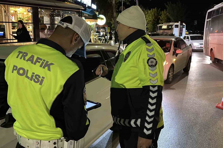 Ehliyetinin süresi dolan sürücü, doğum gününde aracını eşine bırakmak zorunda kaldı
