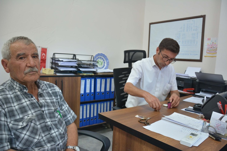 Manisa'da 74 yaşındaki Kıbrıs gazisi, çarşıda bulduğu altın dolu poşeti zabıtaya teslim etti