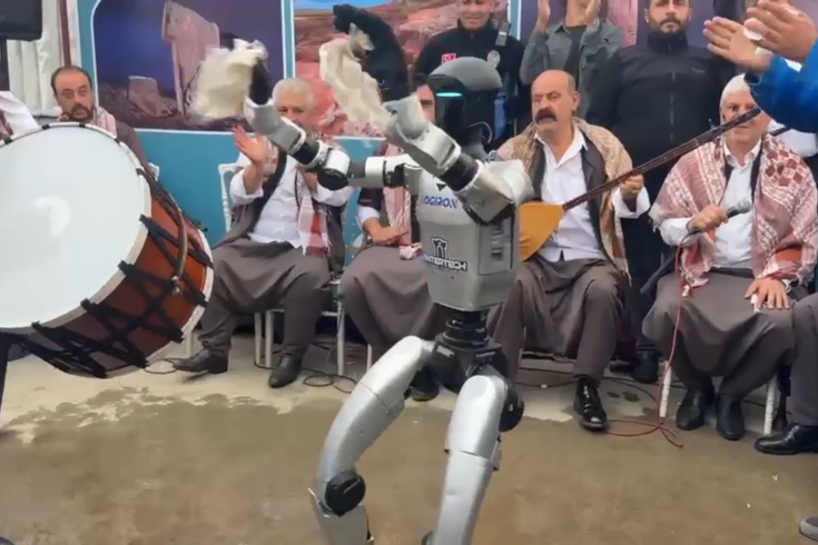 Şanlıurfa'da insansı robot, sıra gecesinde mendil sallayıp oynadı