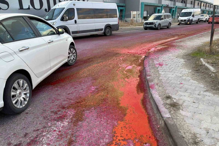 Kapaklı'da tırdan döküldüğü düşünülen boya, yağmurla caddeyi kırmızıya boyadı