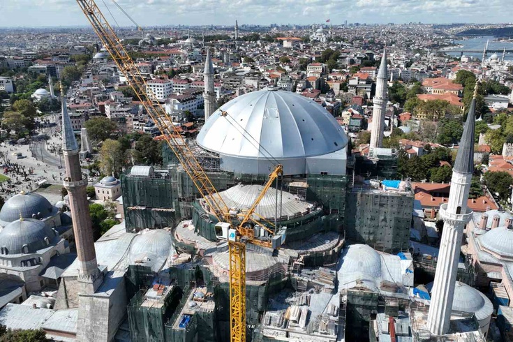 Ayasofya'da kubbe restorasyonu: Geçici çatı gri örtüyle kaplandı, minarede çalışma bitti