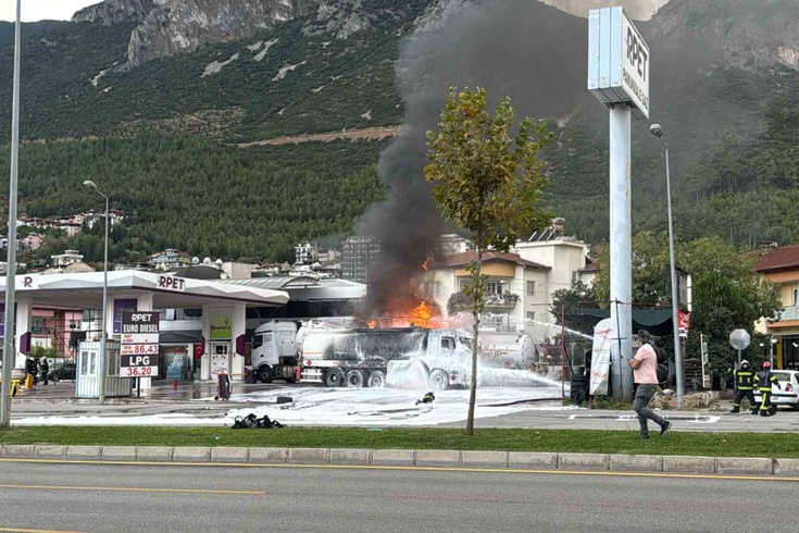 Pamukkale'de yakıt boşaltımı sırasında patlama: Bir kişi ağır yaralı, Denizli-Antalya yolu kapandı