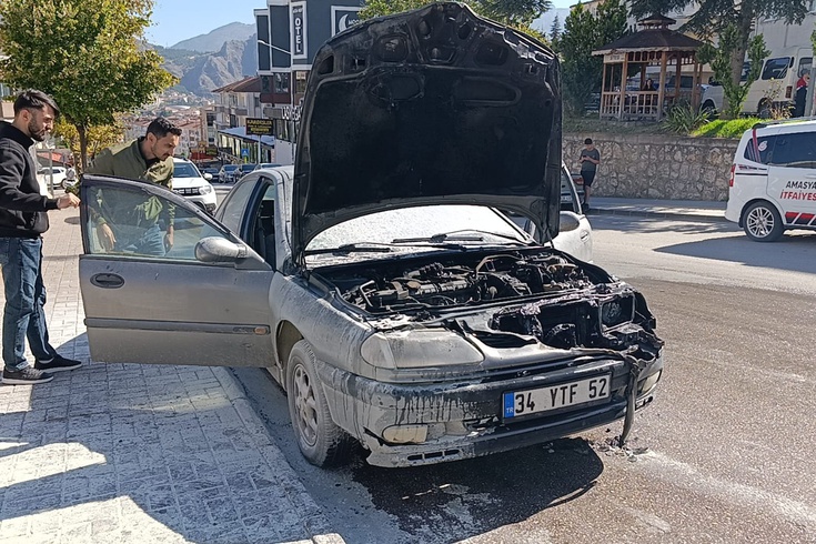 Amasya'da sınav sürerken park halindeki araç yandı: Alevlere trafik polisleri müdahale etti