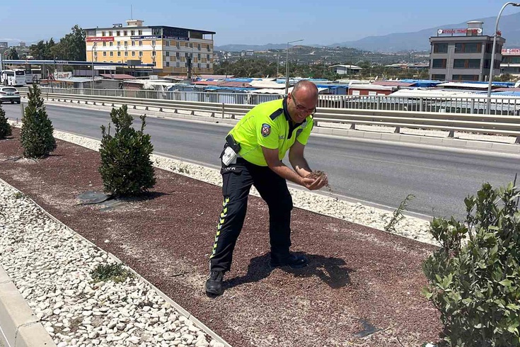 Antakya'da kaza sonrası yağlanan yolu kumla kapatan trafik polisine övgü yağdı