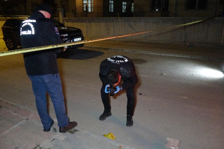 Boşanma aşamasındaki eşini tabancayla vurdu