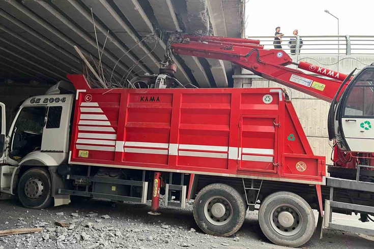 Yeşilyurt'ta köprüye çarpan vince otomobil de arkadan çarptı: 4 yaralı