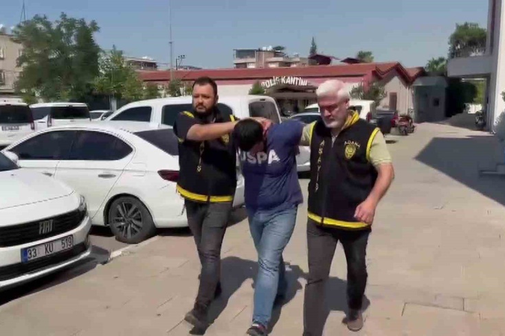 Seyhan'da kaldırımdaki kadına kapkaç: Motosikletli şüphelilerden biri tutuklandı, diğeri aranıyor