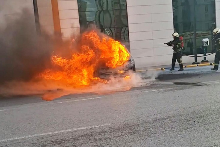 Şarjda bırakılan elektrikli araç alev topuna döndü! Bu şekilde söndürülebildi