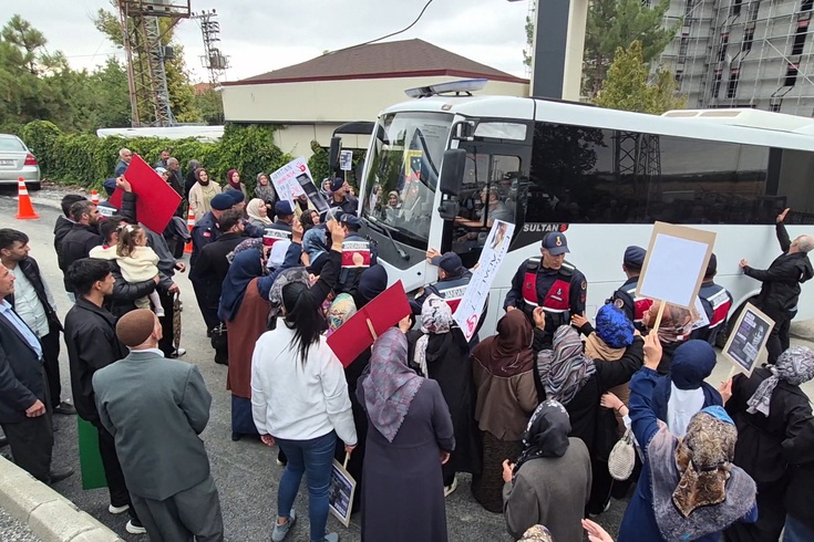 Emine Kolay'ın ölümünde ikinci duruşma: Eş tutuklu kaldı, yakınları adliye önünde jandarmayla karşı karşıya geldi