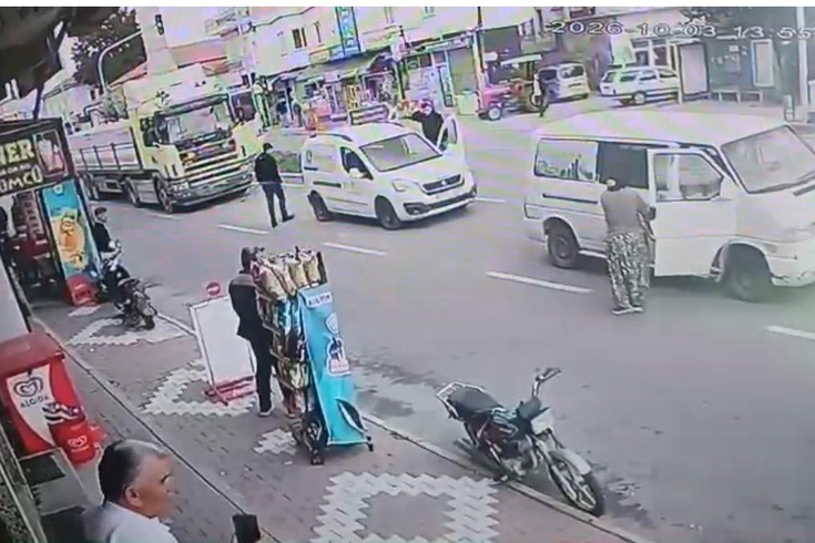 Trafik yavaşlayınca hızını alamayan TIR 4 aracı önüne kattı! O anlar kamerada