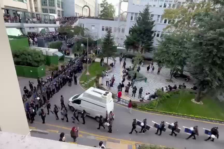 Boğaziçi Üniversitesi'nde yemek zammı protestosu: Kampüs çevik kuvvetle abluka altına alındı