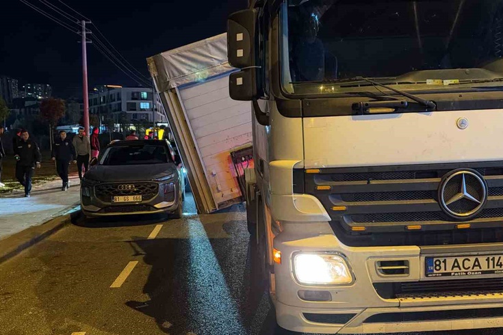 Düzce'de korkutan anlar: Yola devrilen tır dorsesi, park etmiş 3 aracı kıl payı ıskaladı