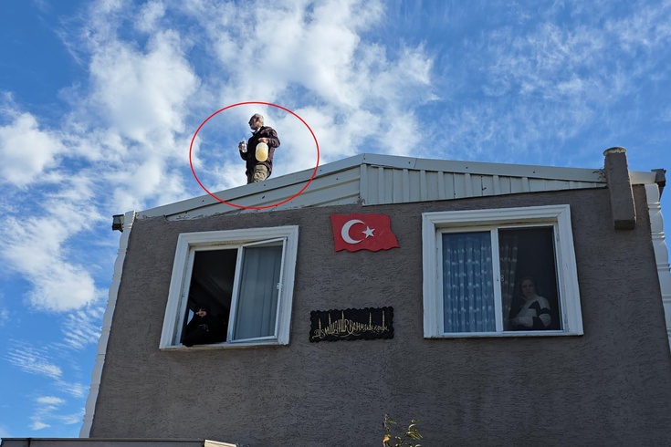 Kaçak evinin yıkımına engel olmak için benzin bidonuyla çatıya çıktı