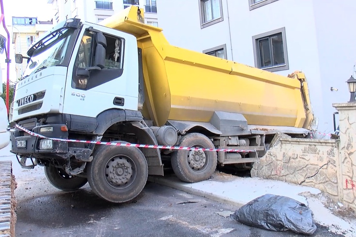 Kurtköy'de yokuştan kayan hafriyat kamyonu iş yerine girdi, sürücü atlayarak yaralandı