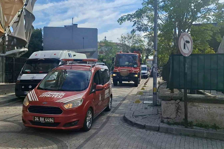 Özel Üsküdar Amerikan Lisesi'nin trafosu alev aldı: Muhabirin çekimine veli engeli