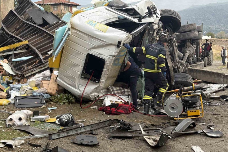 Tosya'da kontrolden çıkan kargo kamyonu bariyerleri kırıp 25 metre aşağı düştü