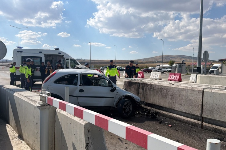 Aksaray'da feci kaza! Beton bariyere çarpan sürücü hayatını kaybetti