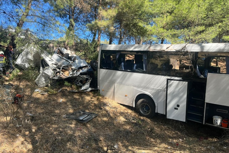 Aydın'da tur otobüsüyle uçurumdan yuvarlanan minibüs bu hale geldi! 2 ölü, 9 yaralı