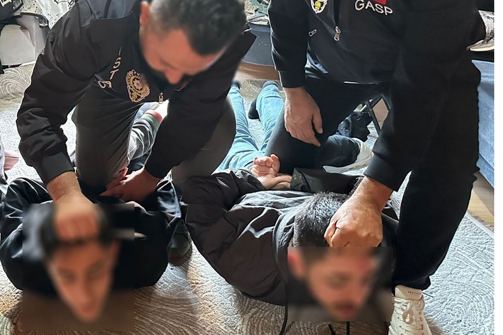7 kilo altın ve 35 bin euro çaldılar! Bir de böyle poz verdiler