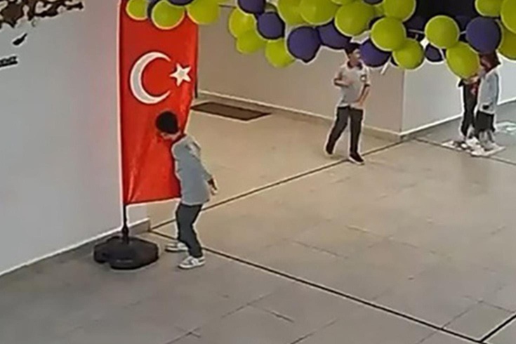 Küçük öğrencinin Türk bayrağına yaptığı hareket yürekleri ısıttı