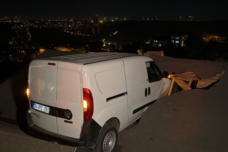 Böylesi görülmedi! Kontrolden çıkan araç evin çatısına uçtu