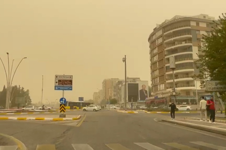 Şanlıurfa'da toz bulutu görüş mesafesini düşürdü