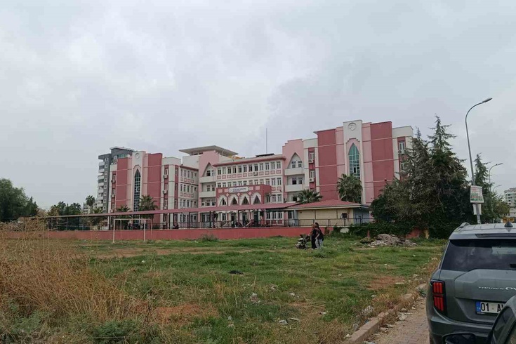 Ortaokulda kız öğrenci sınıf arkadaşını bıçakladı! Okula 1 gün ara verildi