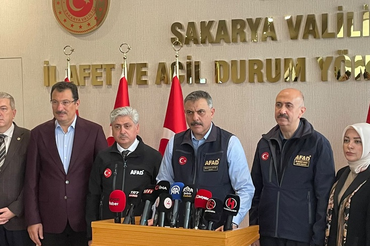 Bakan Çiftçi Sakarya'daki sel zararını açıkladı: 2 yapı ve 5 köprü yıkıldı, tehlike sürüyor