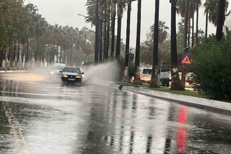 Mersin'de sağanak su baskınlarına neden oldu