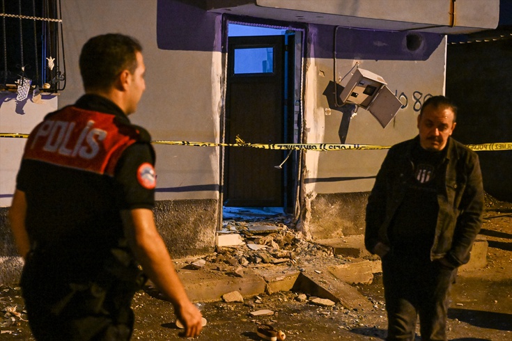 Adana’da bir evin kapısına el yapımı patlayıcı atıldı! Evde çocuklar da vardı