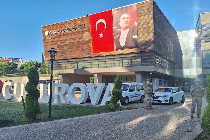 Çukurova Belediyesi’ne operasyon! Yeni Partili Başkan Kozay dahil 44 gözaltı