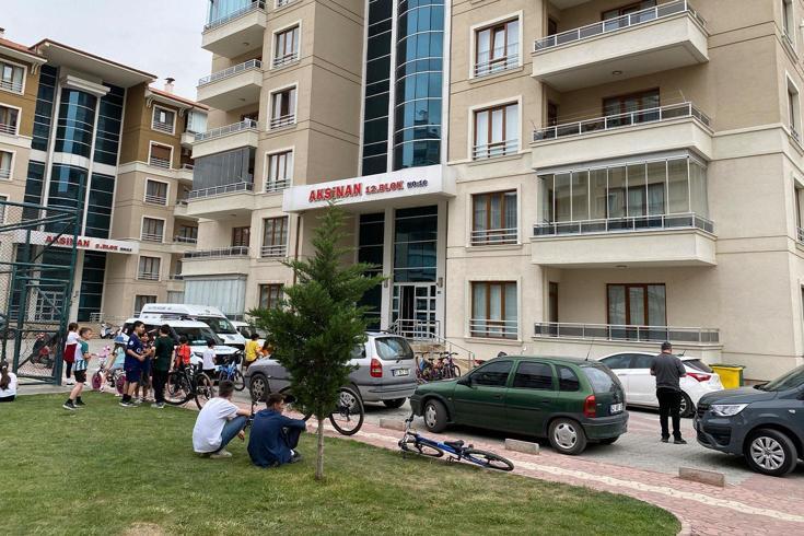 Çocuklarının gözü önünde eşini öldürüp başında bekledi