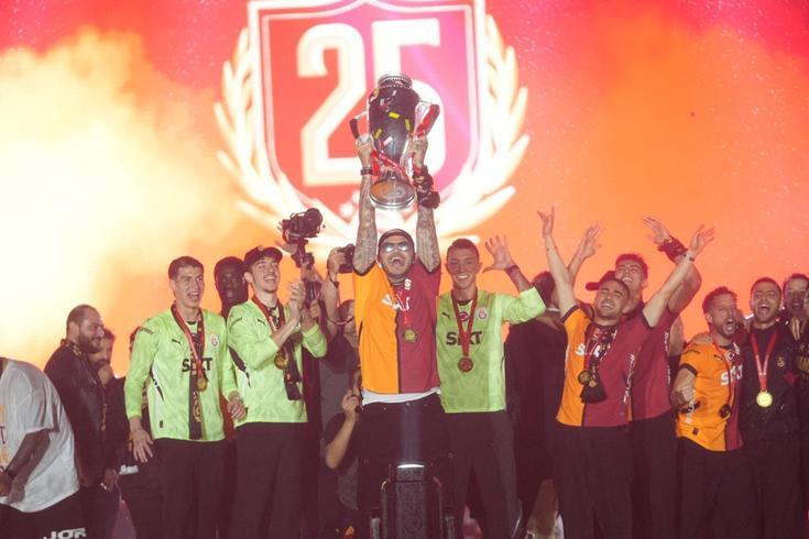 Şampiyon Galatasaray, Süper Lig kupasını Yenikapı’da kaldırdı