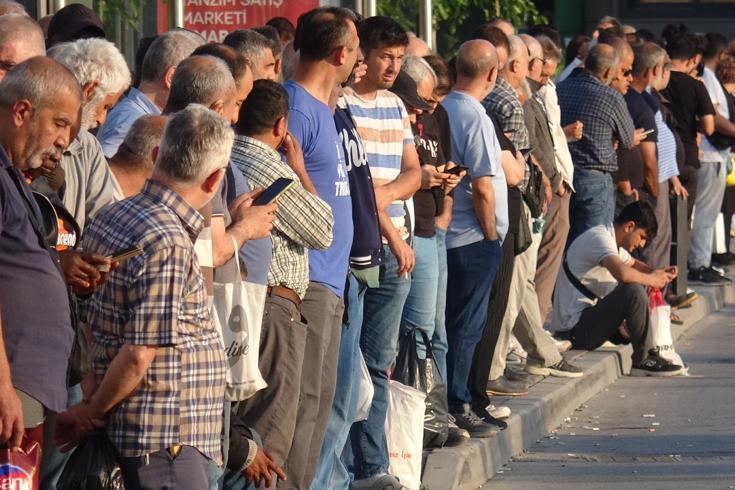 İzmir’de 23 bin işçi greve gitti, otobüs duraklarında yoğunluk oluştu