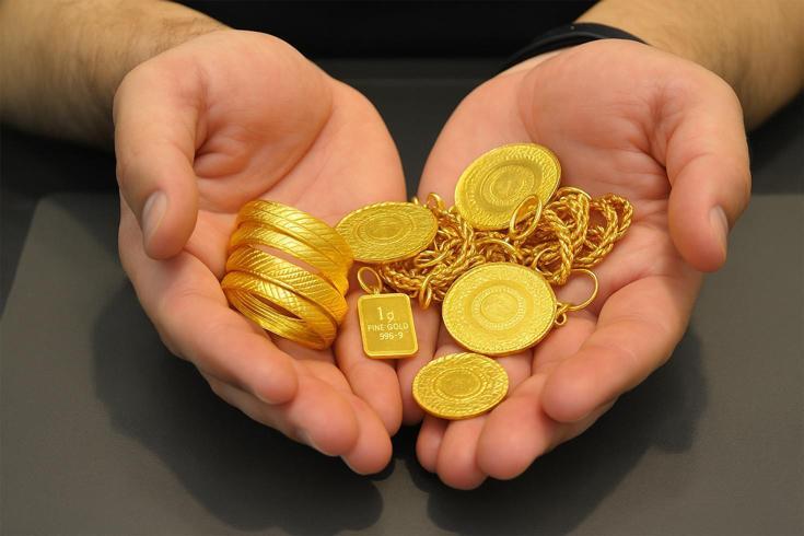 İngiliz finans devi Standard Chartered altın fiyatlarına ilişkin yeni tahminde bulundu