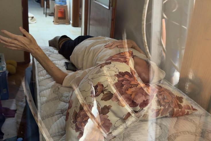 Yatakta inleyen babaya şok sözler: B.kunda boğul, seni burada ölüme terk ediyorum artık