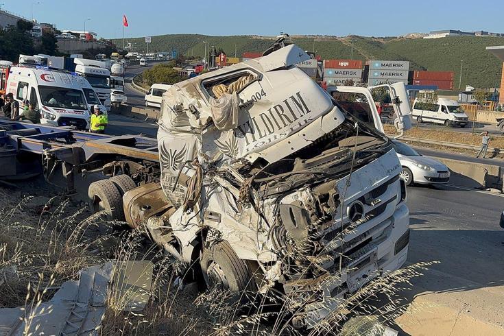 Otomobiller tır ile çarpıştı: 5 ölü, 1 yaralı