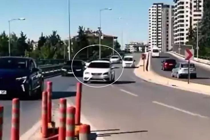 Trafikte ’kaynak’ yapanlar yandı Polis tek tek tespit edip, 4 milyon lira ceza kesti
