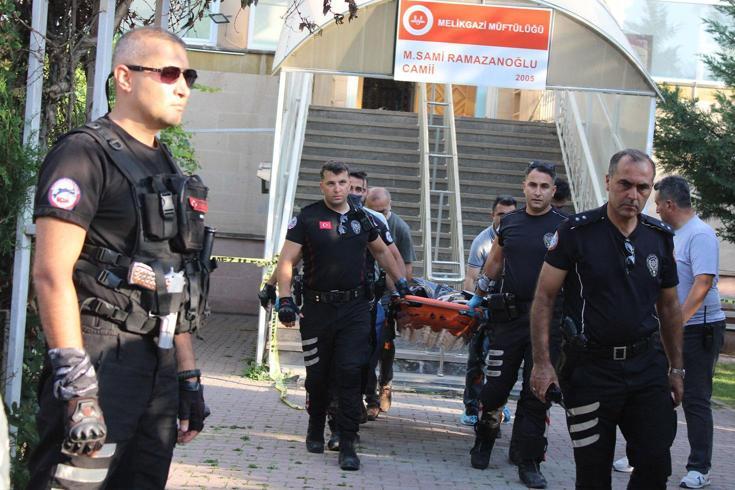 Husumetlisini camide namaz kılarken boğazını keserek öldürdü