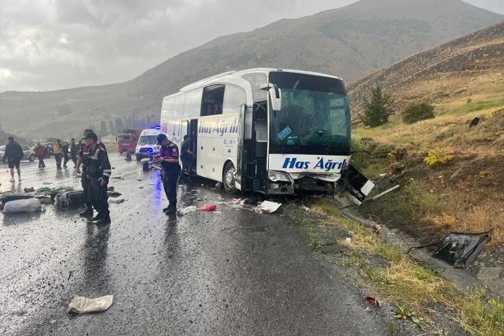 Sivas’ta yolcu otobüsü devrildi 3 kişi öldü, 24 kişi yaralandı